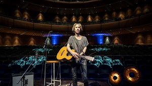Love Antell på scenen i Gevaliasalen i Gävle Konserthus, vänd mot salongens sittplatser, som är tomma
