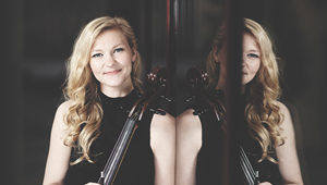 Cellisten Amalie Stalheim lutar sig mot en spegelvägg
